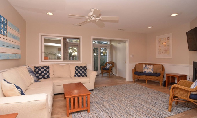 Rehoboth Beach House | Rehoboth Beach Townhouse 3BR w/Lovely Sunroom and Parking