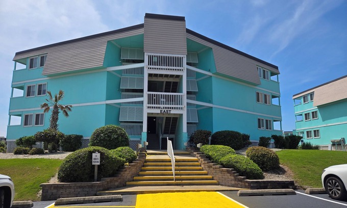 Morehead City Condo | Relax and Recharge at Sea Spray Unit 201 – Steps from the Sand!