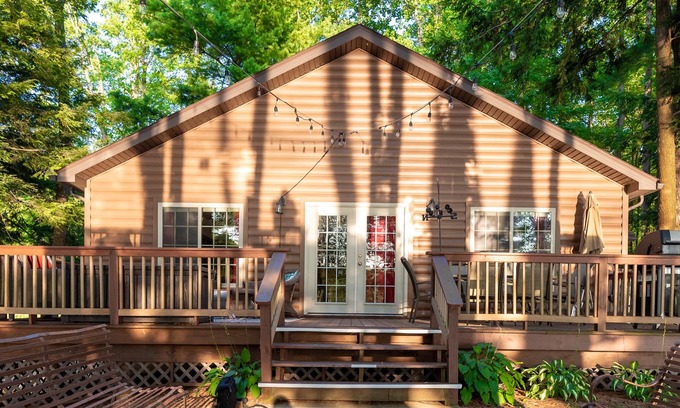 Cambridge Springs House | RetreatsReunions-3 Lake Homes-30+guests-Space,Comfort,Firepits,Sunsets,Amenities