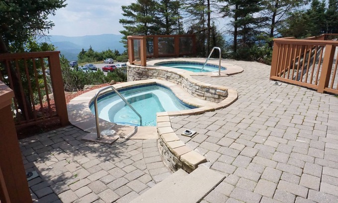 Snowshoe Condo | Rimfire 246: 1BR: Slope Side! Hot Tub! Tastefully Decorated