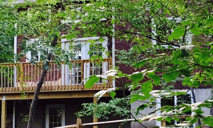 Bushkill House | Rustic, Pet Friendly, FirePlace/Pit, PoolTable, HS Wi-Fi, 60”TVs Indoor pools