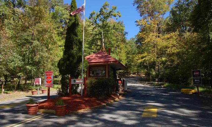 Henryville Resort | Scotrun Camping Resort Deluxe Park Model 9