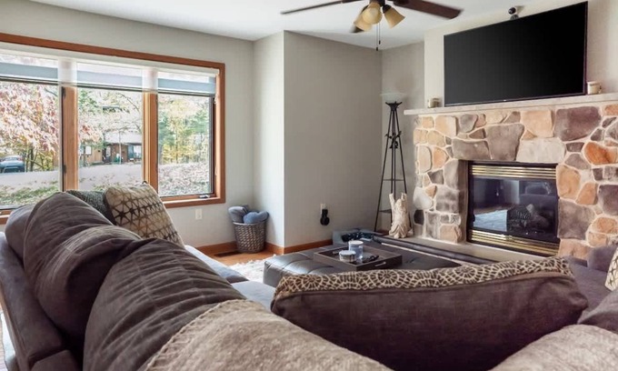 East Stroudsburg House | Spacious 3BR Home with BBQ in Gated Penn Estates