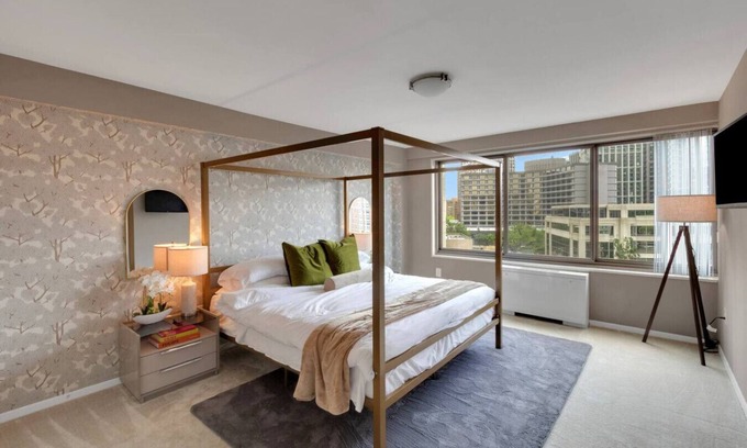 Crystal City Apartment | Spacious Unit-Free Parking-DCA Gem-Executive Stays