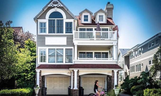 North End Condo | Stunning 5 Bedroom 2nd Floor Unit,Heart of the Gold Coast