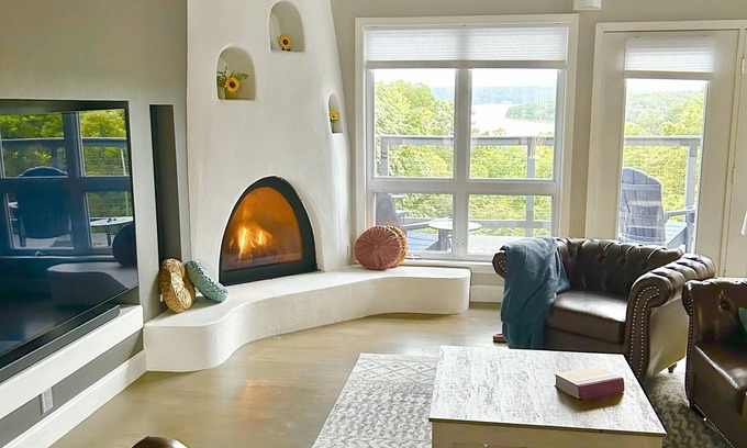 Rogers House | Stunning Beaver Lake View, Hot Tub, Fireplaces, Near Dwtn & Perfect to Entertain