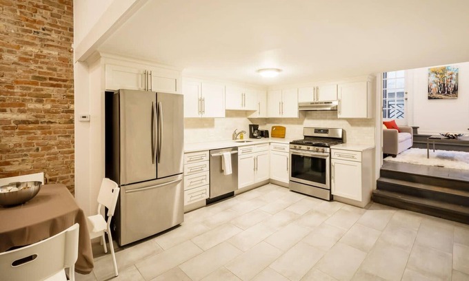 Old City Apartment | Stylish 2BD Loft in the Old City
