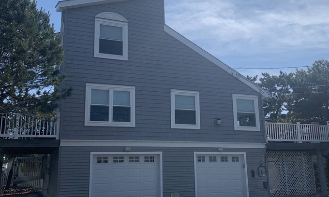 The Dunes House | Sunrise or Sunset, 2 blocks from the beach and 1 block from the Bay!
