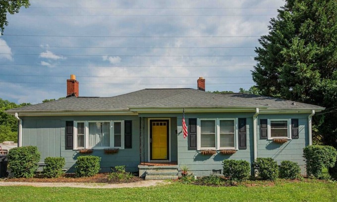 Sans Souci House | Tamerlane Place-- 5 min to Furman, 10 to Downtown!