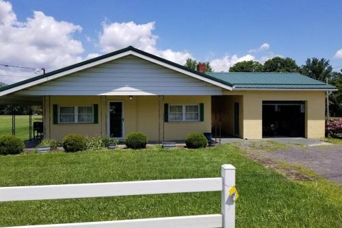 Brandonville Ski Chalet | The Country Roads Cottage near WVU&COOPER'S ROCK