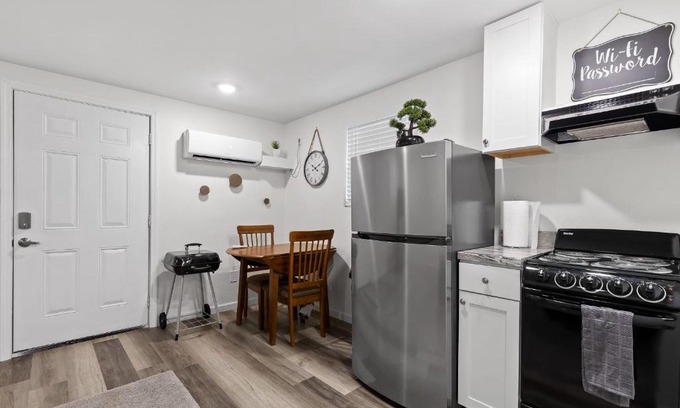 East Ridge Apartment | The Laurel Lounge - Apt 1