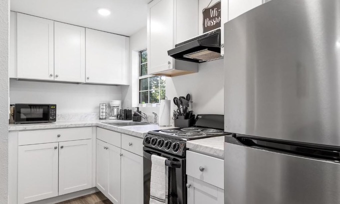 East Ridge Apartment | The Laurel Lounge - Apt 2