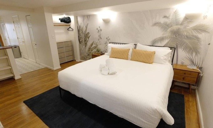 Mount Pleasant Apartment | Tropical Paradise by the Park