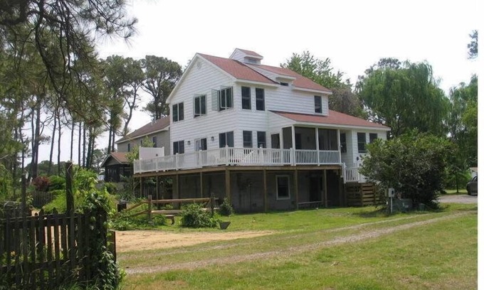 Chincoteague House | Winder Station - 3BR Waterfront home w/walking path to Kayaking ,NO LINENS