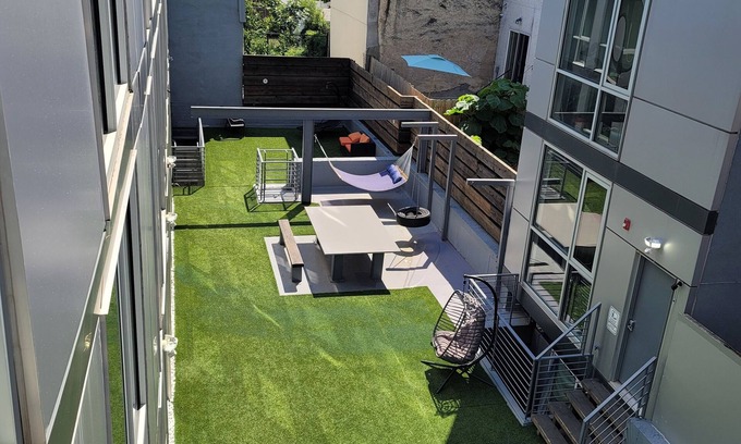 North Philadelphia East Apartment | XL 2 Story, 2 Bedroom Monthly Luxury Apartment w/FREE Street Parking
