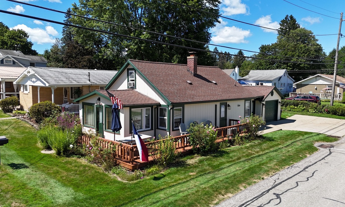 Edinboro House | Lolly's Lookout a Spacious 5-bedroom house in Edinboro, PA
