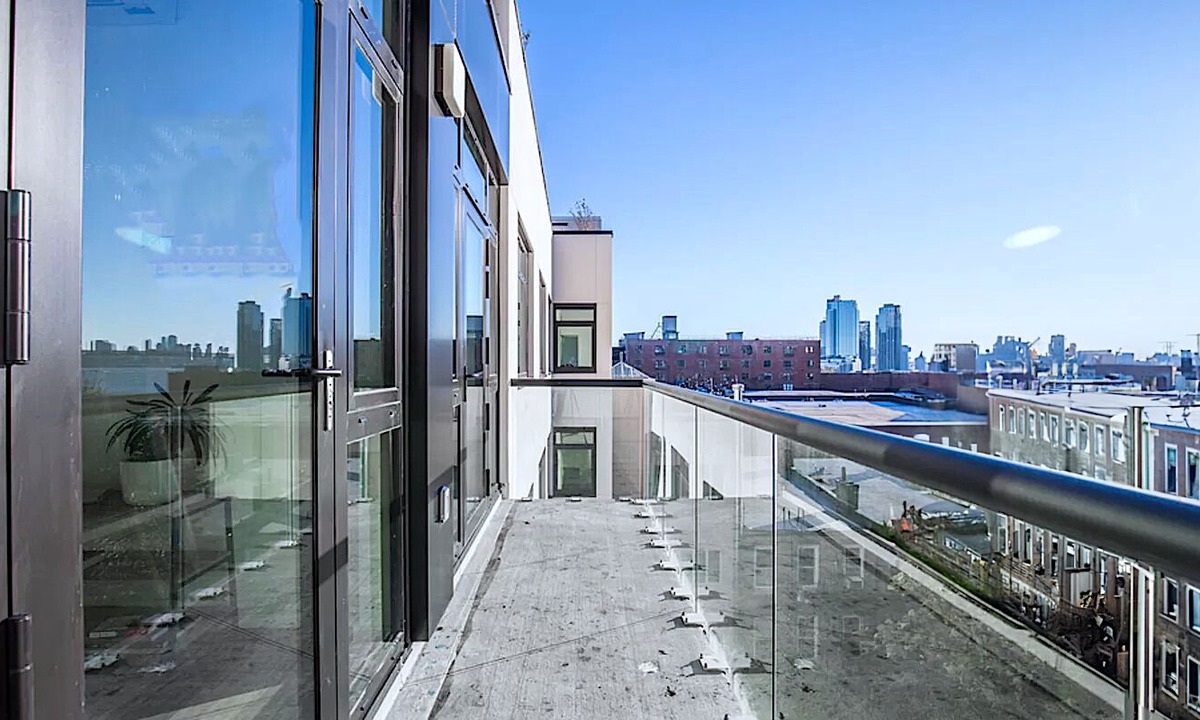 Greenpoint Apartment | 1 Large Bedroom - Massive Private Terrace - Luxury Building - Greenpoint