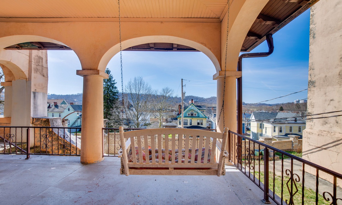 Wheeling Condo | Historic Wheeling Condo w/ Fireplace Near Museums!