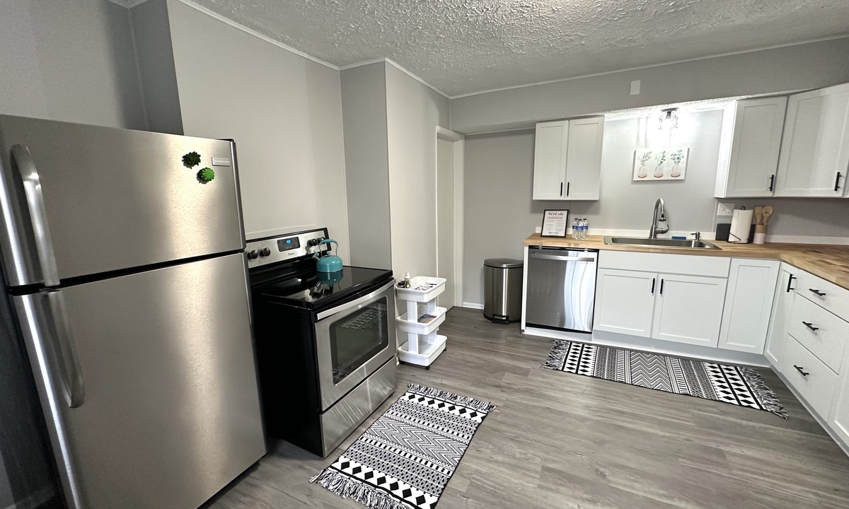 South Hills Apartment | Chic & Stylish Retreat w/ Private Hot Tub✨ 15 mins from Airport & Downtown!