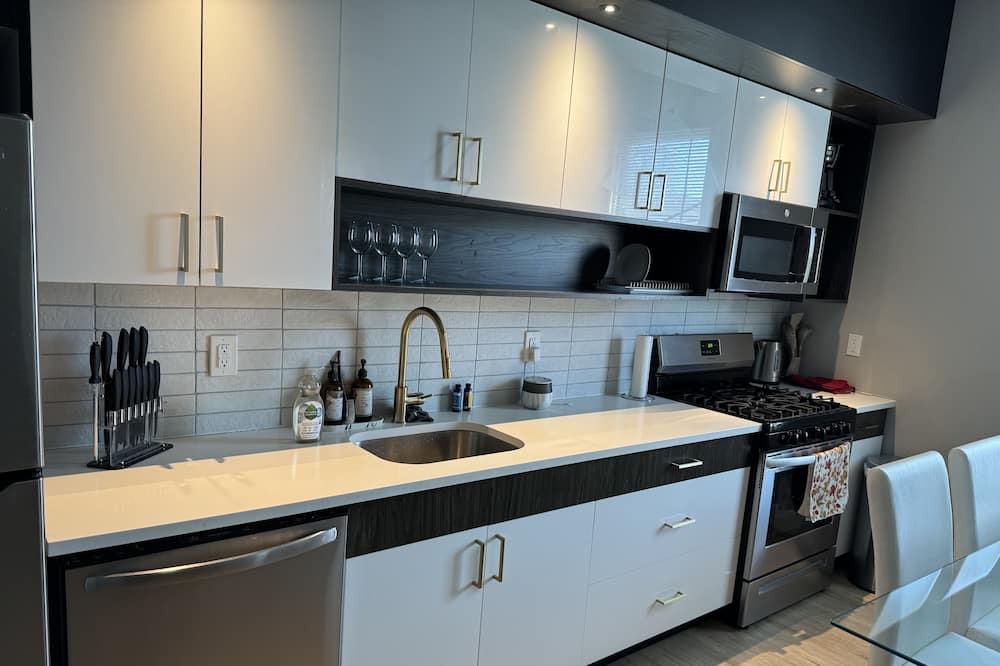 Orange Apartment | Cozy minimalist 2BR 2BA apt 30mins from NYC 15mins from airport & American Dream