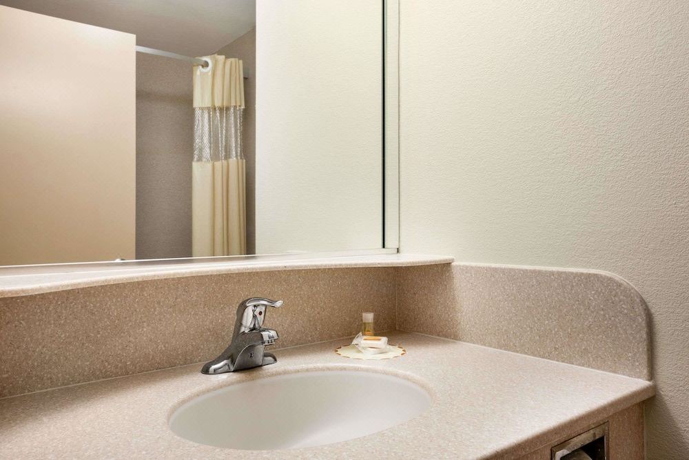 Photo of Bathroom in Iselin