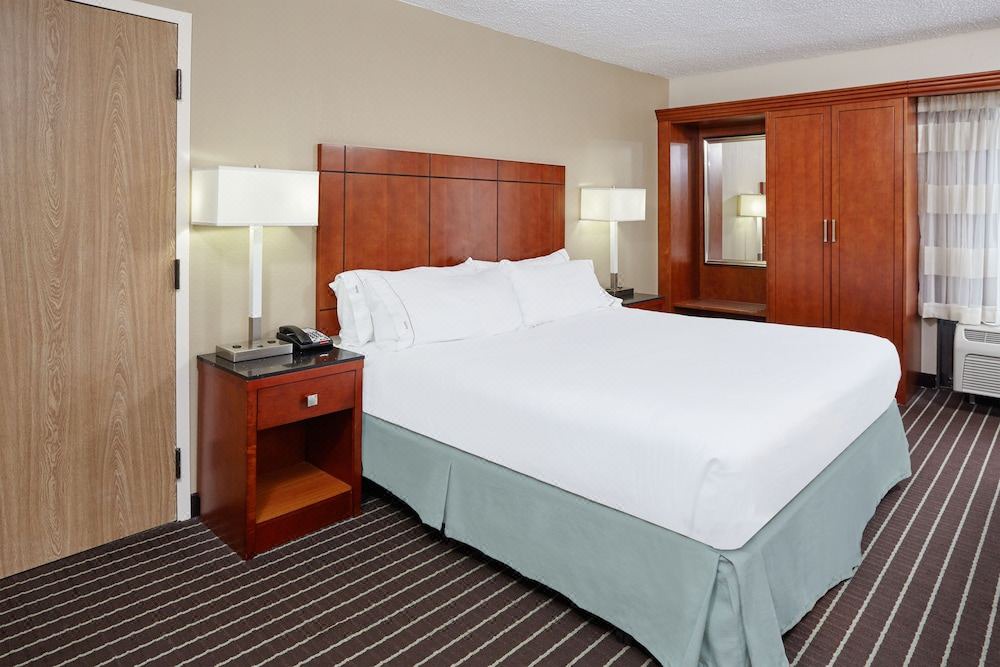 Photo of Bedroom in Coliseum Central