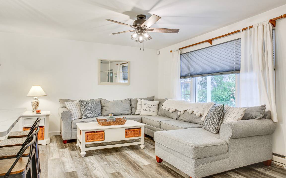 Photo of Livingroom in Town Bank