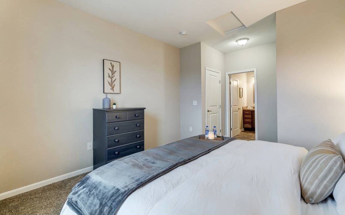 Photo of Bedroom in Summit Station