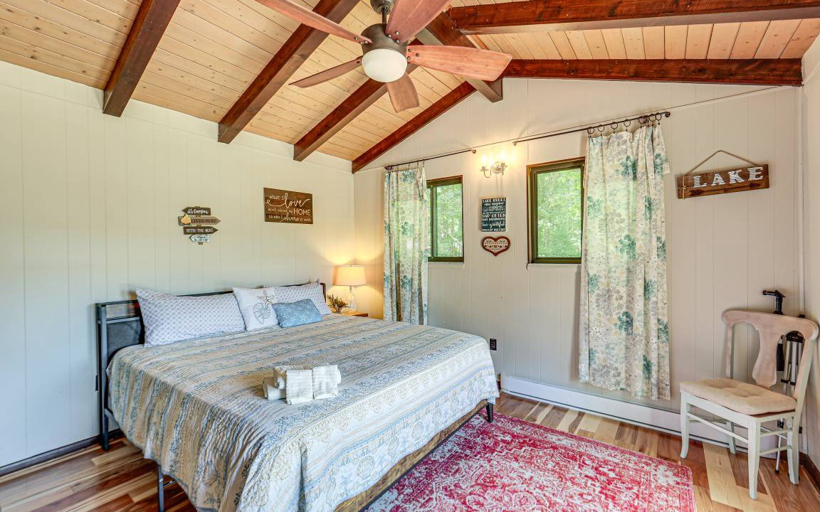 Photo of Bedroom in Alpine Lake