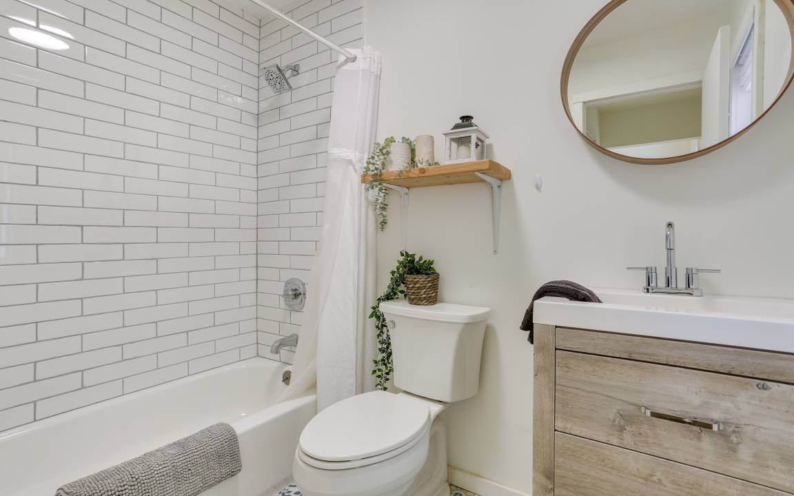 Photo of Bathroom in Swan Lake