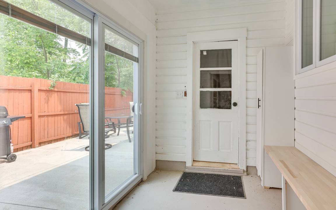 Photo of Patio Balcony in Gloria Glens Park