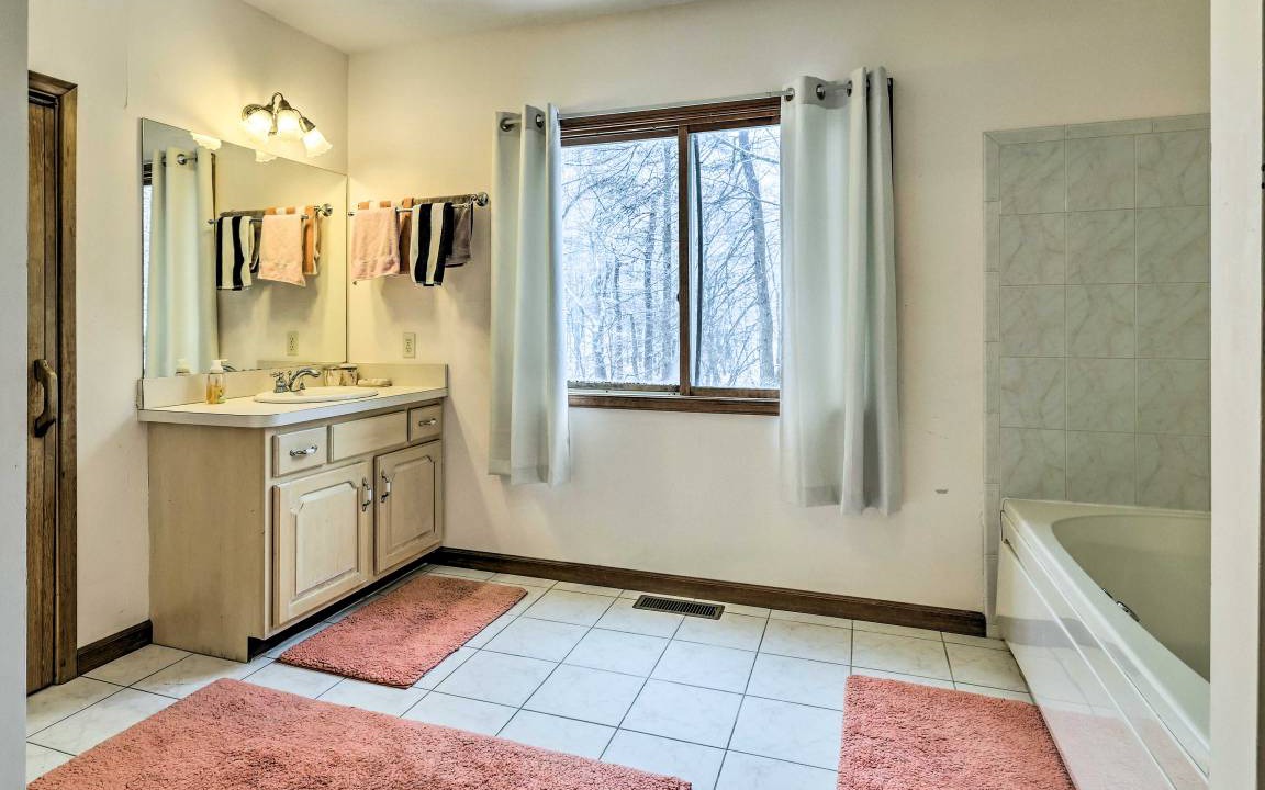 Photo of Bathroom in Pocono Mountain Lake