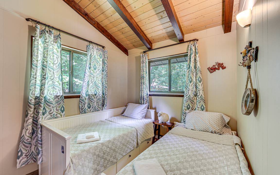Photo of Bedroom in Alpine Lake