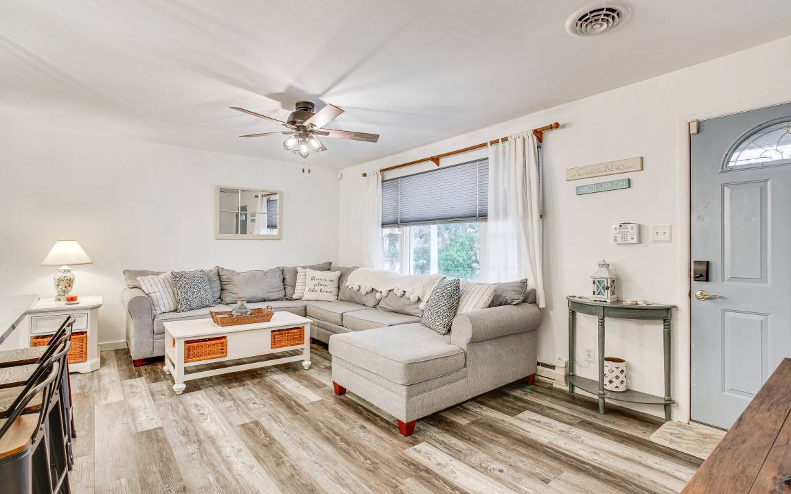 Photo of Livingroom in Town Bank