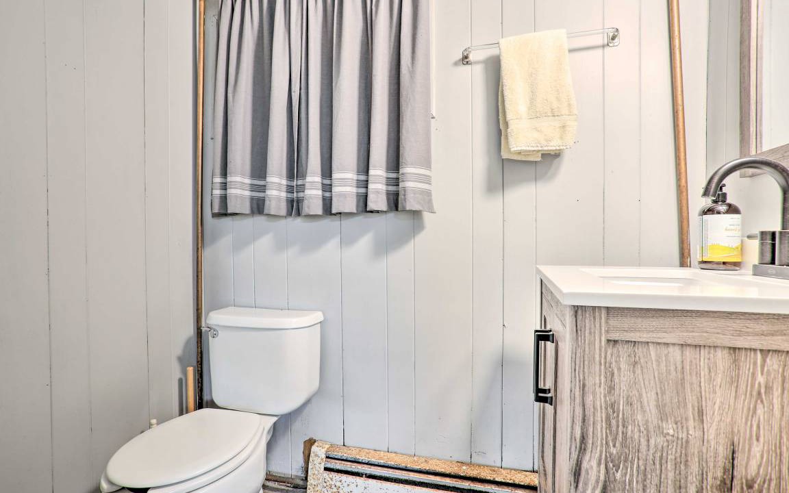 Photo of Bathroom in Teaneck