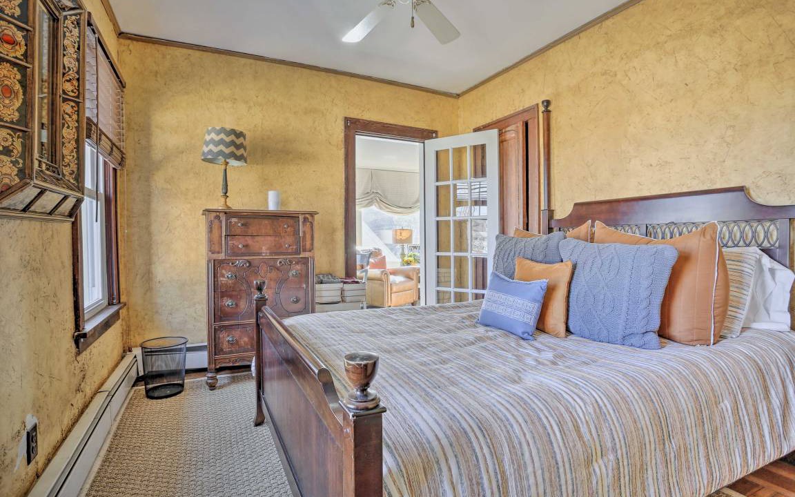 Photo of Bedroom in Teaneck