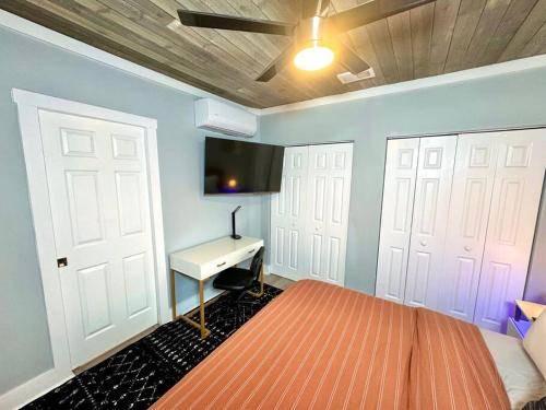Photo of Bedroom in Detroit - Shoreway