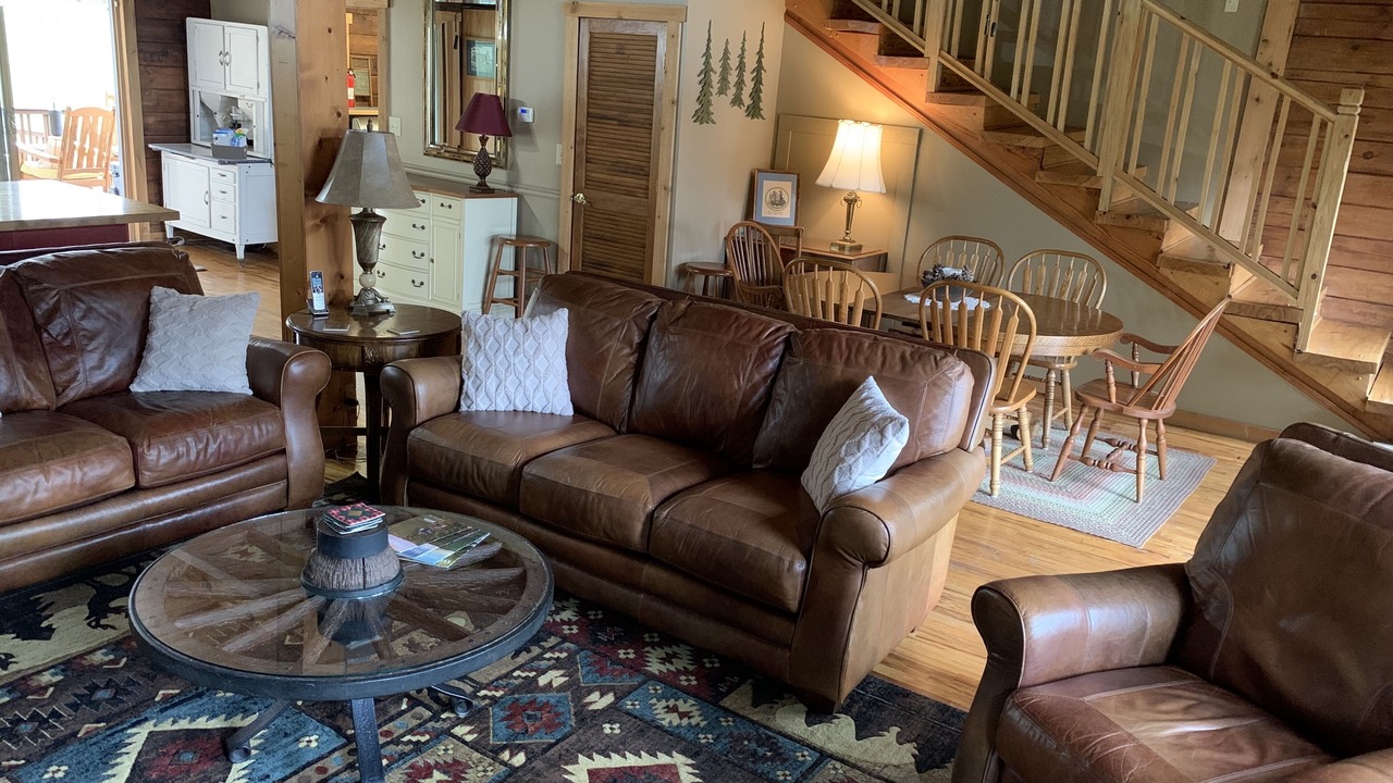 Photo of Livingroom in Left Hand