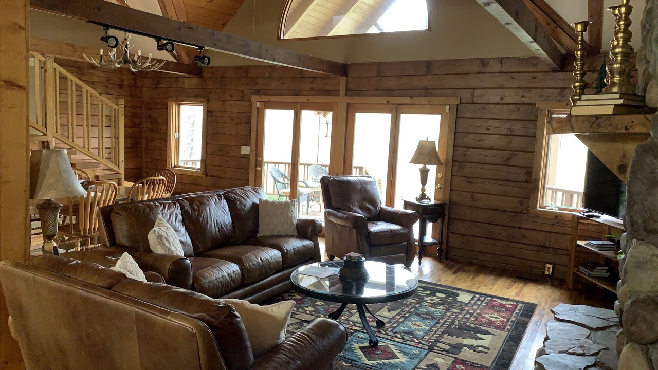 Photo of Livingroom in Left Hand