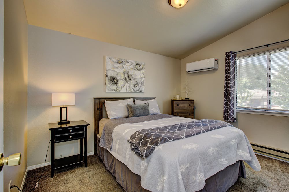 Photo of Bedroom in Depot Bench