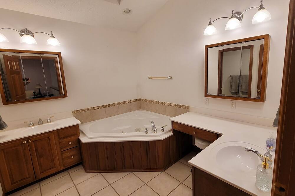 Photo of Bathroom in Lakeview