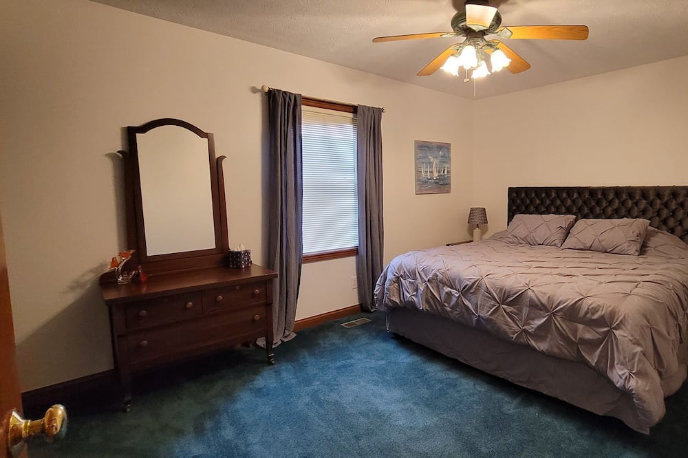 Photo of Bedroom in Lakeview