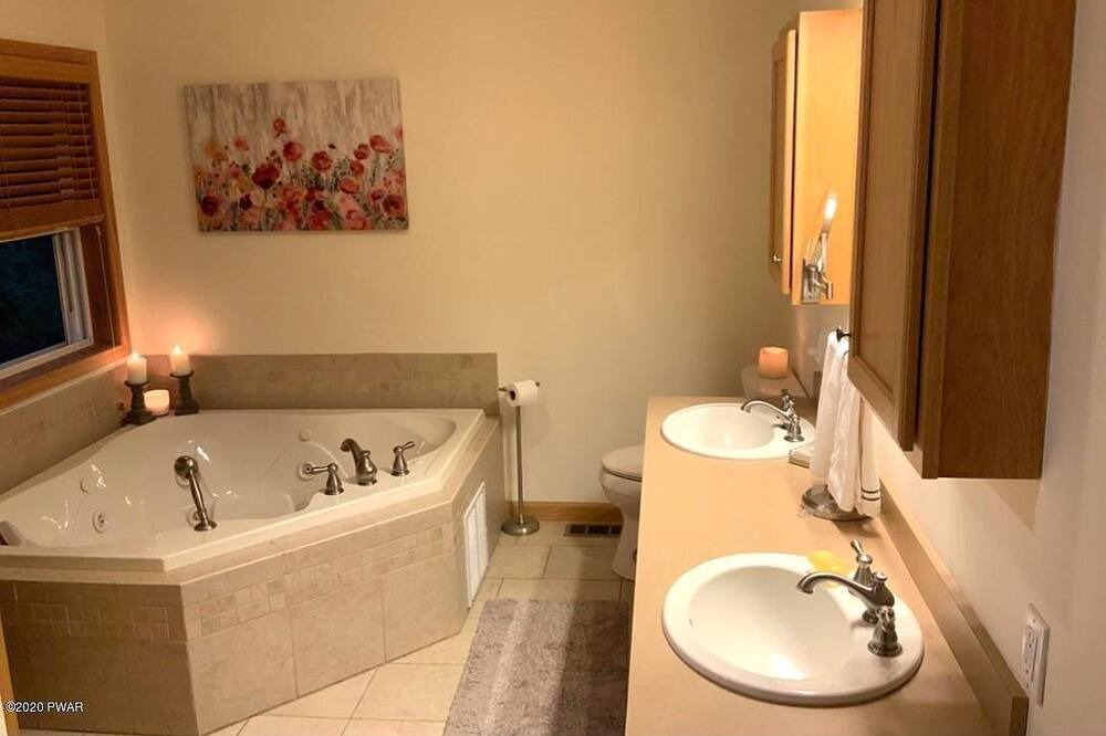 Photo of Bathroom in White Mills