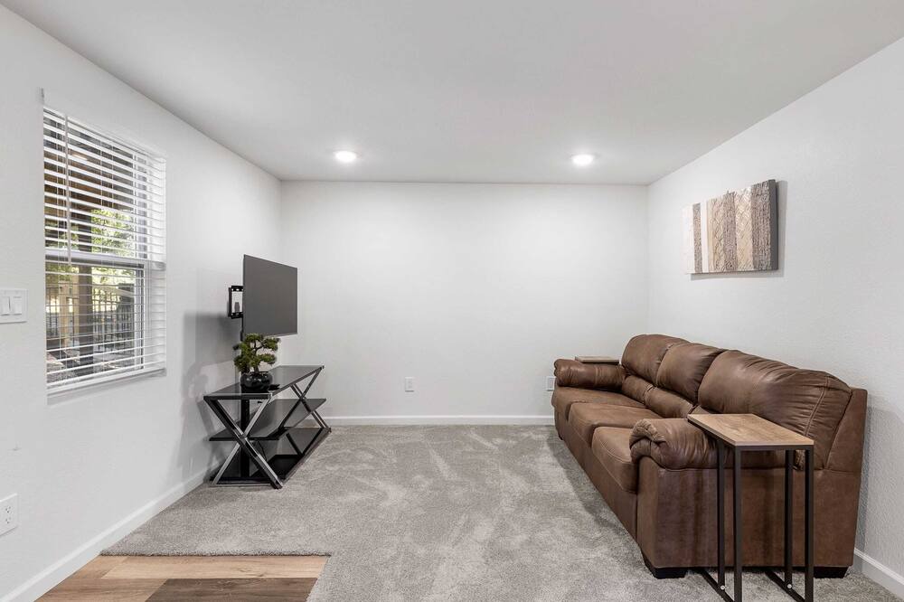 Photo of Livingroom in East Ridge