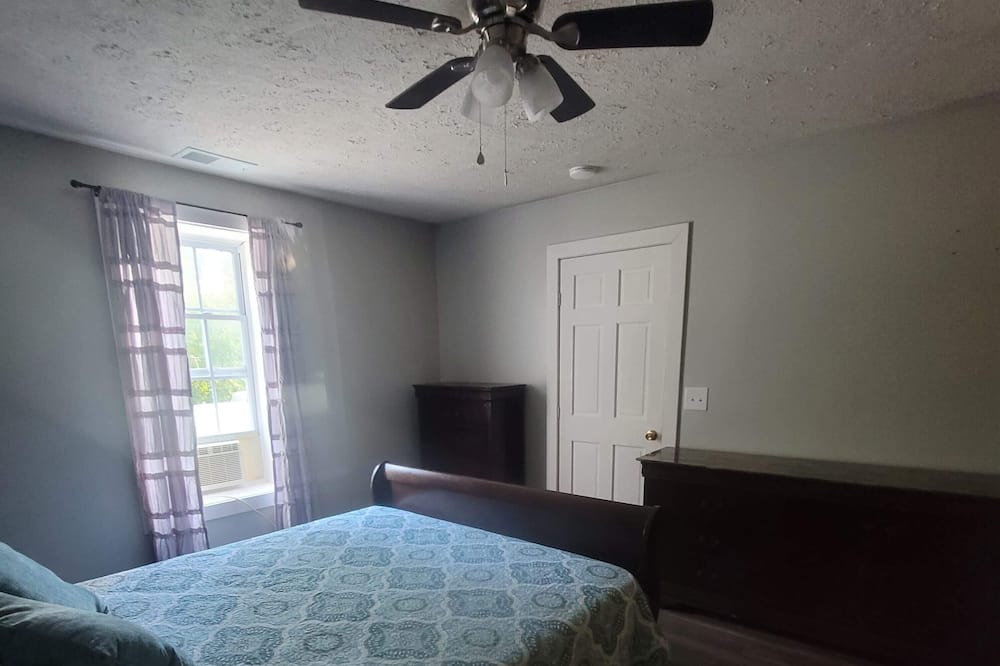 Photo of Bedroom in Rush