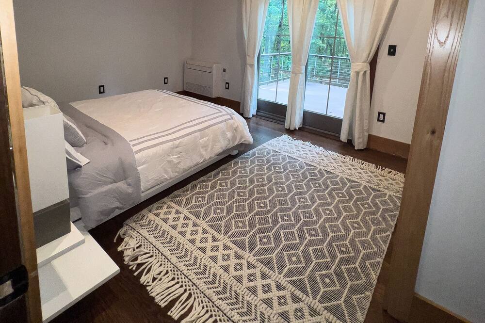 Photo of Bedroom in Henryville