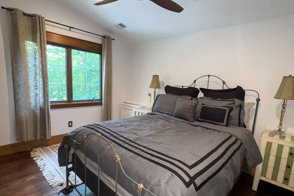 Photo of Bedroom in Henryville