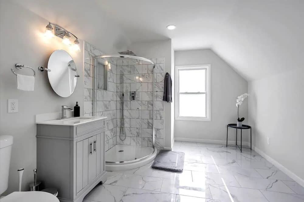 Photo of Bathroom in Detroit - Shoreway