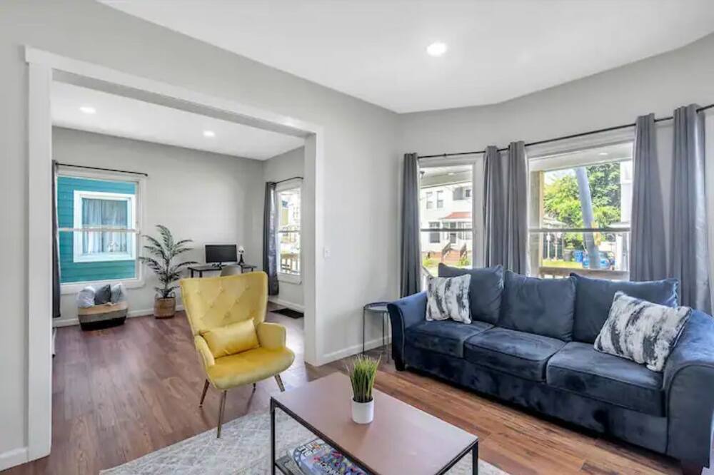 Photo of Livingroom in Detroit - Shoreway