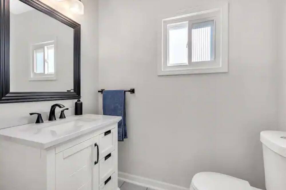 Photo of Bathroom in Detroit - Shoreway